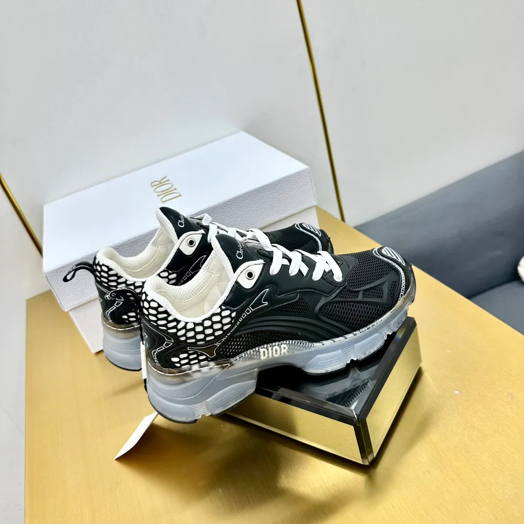 👟👟Ex-factory price 700👟👟 Top version 🌟🌟Dior 2024 spring and summer catwalk new style Vibe iconic fashion modern sports dad shoes CD letter logo Oblique printed pattern lace-up color-blocking thick-soled running shoes Stars' same jelly color casual women's shoes The top high-end version on the market Material: The upper is made of special technology with mesh fabric spliced with metal cowhide + environmentally friendly breathable fabric lining + original molded Tpu combination outsole. Bottom thickness: 4CM Size: 35-40 standard code (34.41 customization is not returnable)
